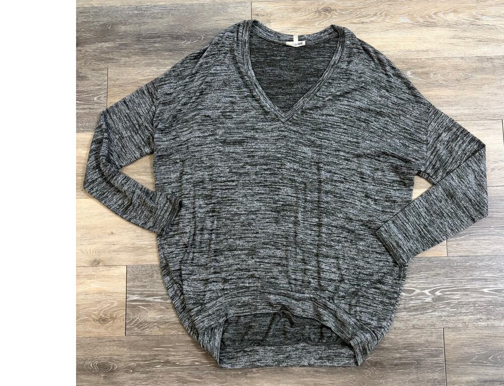 Wifred Free Aritzia Women’s Large Gray/Black Marled V Neck L/S Oversized Top